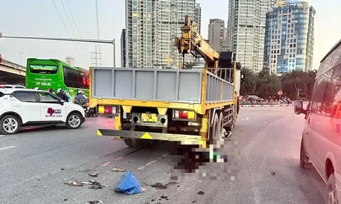 Thương tâm hiện trường một phụ nữ tử vong do va chạm với xe tải cẩu