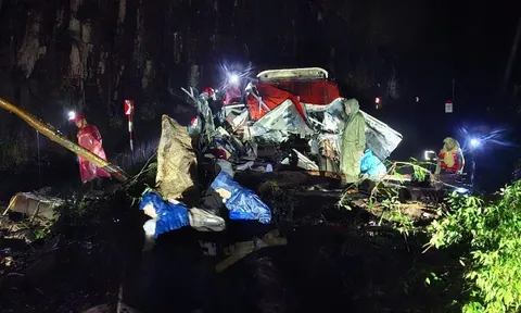 Kinh hoàng hiện trường sạt lở núi đè ôtô khách ở Khánh Hòa: Ít nhất 6 người chết, 19 người bị thương