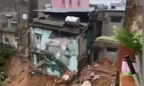 Đau lòng: Camera ghi khoảnh khắc căn nhà đổ sập và lung lay dữ dội bên vực thẳm