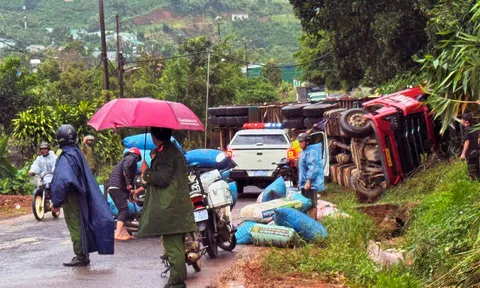 Hiện trường ám ảnh chiếc container lật đè bẹp ôtô khiến 3 người trọng thương