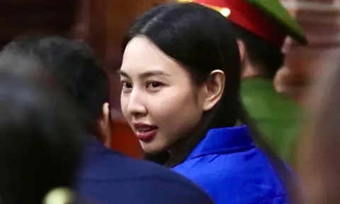 Hoa hậu Thùy Tiên nói gì về người tư vấn cách thức xử lý để loại bỏ vai trò trong Công ty Chị Em Rọt, hợp đồng ký lùi ngày?