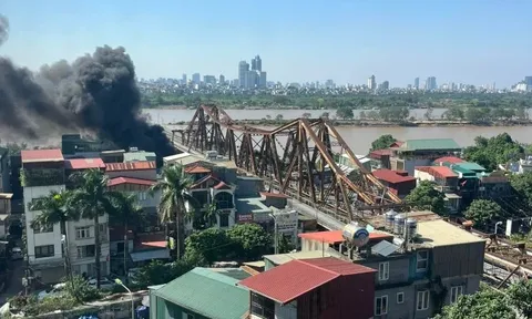 Clip: Quán lẩu dưới chân cầu Long Biên cháy ngùn ngụt khói đen