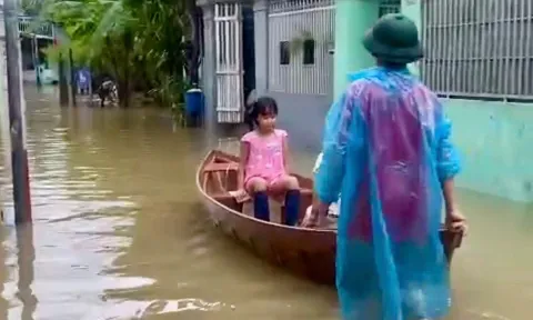 Cận cảnh dòng nước lũ chảy xiết ở Khánh Hòa, nhà cửa chìm ngập xót xa