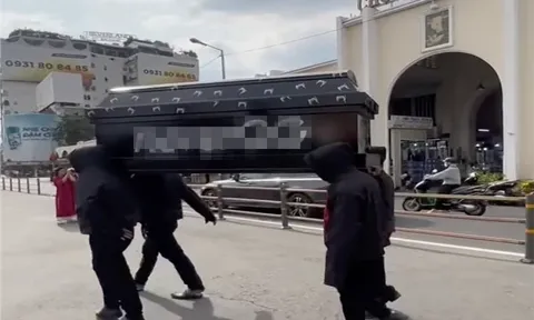 Truy tố nhóm khiêng quan tài giễu phố