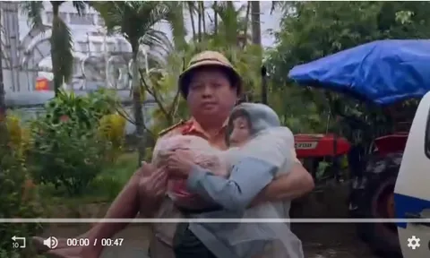 Clip: "Rơi nước mắt" cảnh CSGT cứu cụ bà 94 tuổi ngâm mình trong nước lũ nhiều ngày