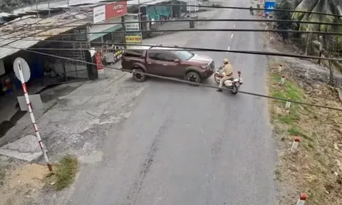 Clip: Xe bán tải tông thẳng vào xe đặc chủng của cảnh sát giao thông và tháo chạy