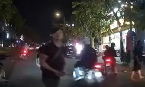 Tạm giữ một thanh niên nghi phá kính chắn gió ô tô sau mâu thuẫn giao thông