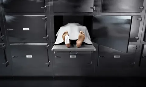 Con trai choáng ngợp: Chôn cất mẹ "mồ yên mả đẹp" lại nhận tin sét đánh từ bệnh viện rằng "mẹ còn sống"