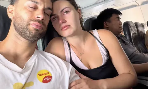 2 khách Tây ôm nhau khóc trên máy bay rời Việt Nam, lý do thật cay mắt