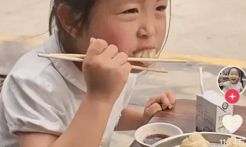 Hai cha con ăn sáng cùng nhau khiến 1,1 triệu người chú ý, điều gì vậy?