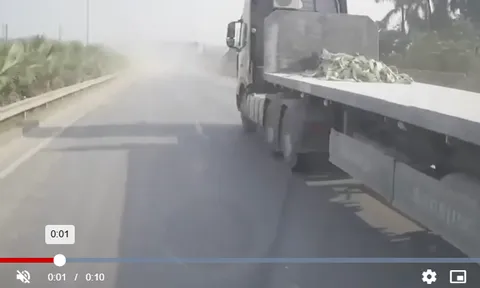 Clip: Xe khách tông thẳng xe hút rác trên cao tốc, hiện trường mịt mù ám ảnh