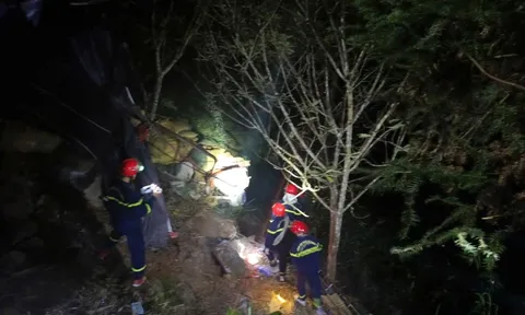 Hiện trường đau lòng xe tải lao xuống vực sâu 100 mét