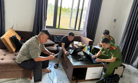 Vụ cha xích chân con trong căn phòng bẩn thỉu, ngập rác: Người cha tiết lộ lý do bất ngờ