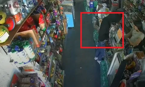 Khoảnh khắc ấn tượng: Nữ nhân viên hạ gục nhanh tên cướp ngay tại cửa hàng