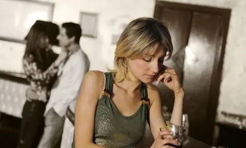 Khi người thứ ba bước vào câu chuyện không thuộc về mình