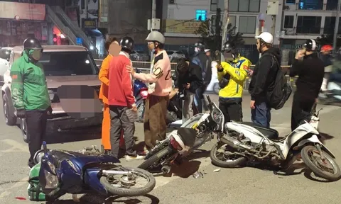 Bất thường vụ ô tô con đâm liên hoàn 3 xe máy đang dừng chờ đèn đỏ trên phố Giảng Võ