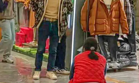 Người phụ nữ quỳ gối van xin chồng mua chiếc áo phao giá hơn 1 triệu đồng tại trung tâm thương mại: Một thông tin đáng chú ý