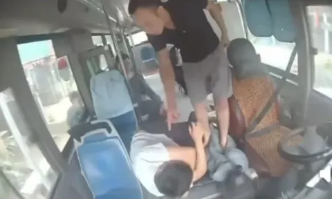 Người đàn ông áo đen lớn tiếng sau khi hành hung tài xế xe buýt ở Hà Nội là ai?