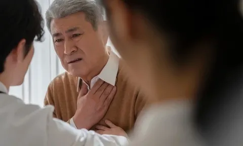 Bố chồng bẽ bàng, đỏ mặt đến tận mang tai khi con trai đi vắng nhiều ngày, bước vào phòng con dâu chứng kiến điều sửng sốt