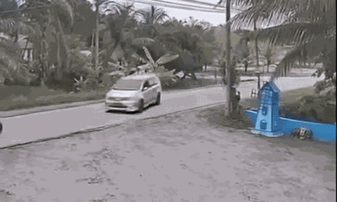 Tông nát bét đầu ô tô nhưng thanh niên vẫn được coi là "trong cái rủi có cái may" vì điều này