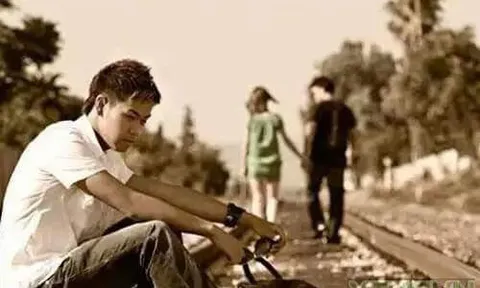 Chồng nhìn thấy vợ đi bộ, che chung một chiếc ô với một người đàn ông khác: Điều đáng sợ nhất lại không nằm ở sự mập mờ