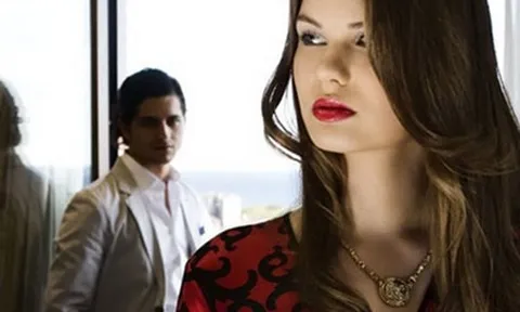 Hẹn vợ cũ trong căn nhà có nhiều kỷ niệm, tôi điếng người khi cô ấy bước ra từ phòng tắm