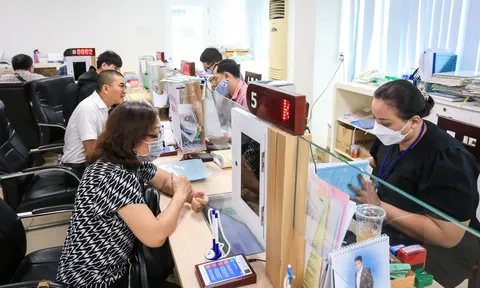 CBCCVC và NLĐ nhận được tiền trực tiếp vào tài khoản 11.700.000 đồng/người tiền thưởng đột xuất theo Quyết định của Bộ Nội vụ ra sao?