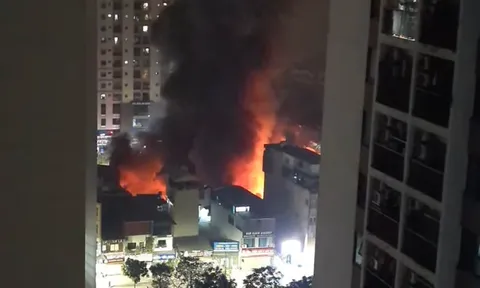 Chợ Xanh (Hà Nội) cháy lớn, tiểu thương khóc ròng vì mất trắng