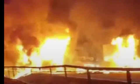 Khoảnh khắc xe buýt bốc cháy dữ đội sau va chạm với xe container khiến 9 người tử vong thương tâm