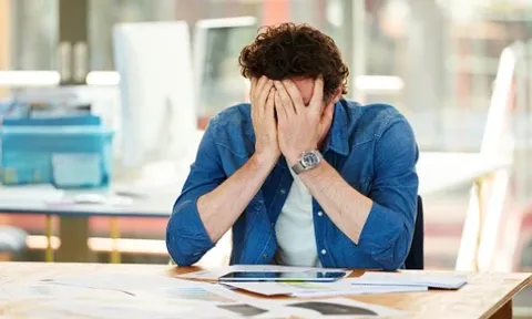 Ngày nhận được thiệp cưới của vợ cũ, tôi nhìn chằm chằm vào cái tên in trên đó rất lâu và chuyển thẳng tiền mừng 50 triệu đồng