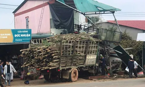 Khoảnh khắc đau lòng ô tô tải tông xe máy rồi lao thẳng vào nhà dân