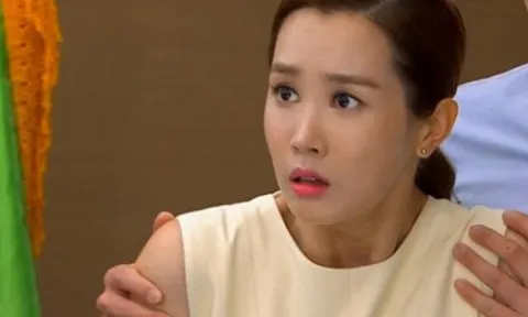 Đi ngang phòng bố chồng lúc 10h đêm, 1 cảnh tượng đau đớn khiến con dâu chỉ biết câm nín