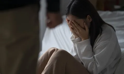 Con dâu đi ngang qua phòng bố chồng, thấy người giúp việc với bố thì đỏ mặt quay đi, sự thật chết lặng