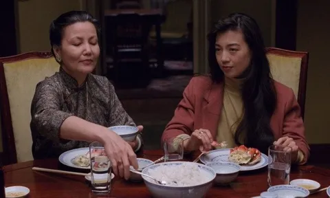 Bữa ăn, mẹ chồng liên tục gắp thức ăn cho con dâu, sự thật cảm động phía sau