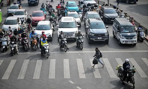 Năm 2026, không tuân thủ vạch kẻ đường đèn đỏ với xe máy và ô tô thì bị phạt bao nhiêu tiền?