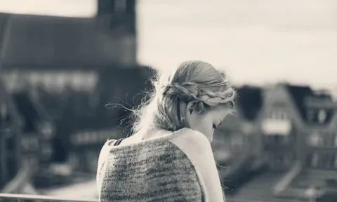 Sinh con cho chồng mới, thấy món quà chồng cũ tặng khi đến thăm, tôi nuối tiếc vì đã chủ động ly hôn