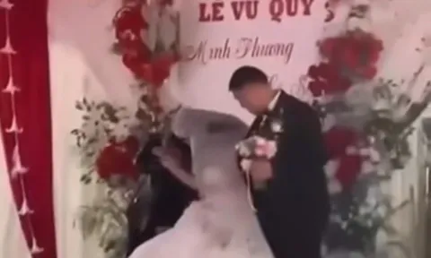 Đang hát trên sân khấu bất ngờ cô dâu chú rể nhận "liền hoàn" mắm tôm vào người và mặt: Hé lộ nguồn cơn