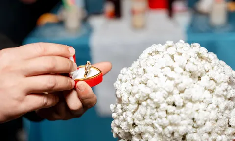 Ba năm yêu nhau, mẹ bạn trai luôn tặng quà sinh nhật cho tôi, có cả dây chuyền vàng, lúc chia tay anh đòi lại không thiếu món nào