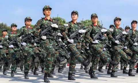 Từ năm 2026 Sĩ quan quân đội được hưởng phụ cấp đặc thù hằng tháng 100% mức tiền lương theo cấp bậc quân hàm cộng với loại phụ cấp nào theo Nghị định 281 khi làm nhiệm vụ ở nước ngoài?