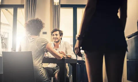 Theo dõi bố chồng đến tận nhà nghỉ để bắt quả tang, con dâu ngỡ ngàng khi giáp mặt "tiểu tam" cùng câu nói sững sờ