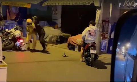 Clip: Bức xúc cảnh thanh niên ôm CSGT để bạn lấy xe đi nhằm "né" đo nồng độ cồn