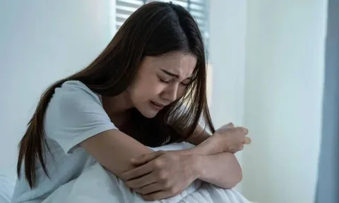 Trờ về sớm sau chuyến công tác dài ngày, tôi chết điếng khi thấy vợ cũ của chồng mình ngồi ở phòng khách cùng câu chuyện dang dở