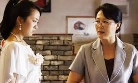 Gặp mẹ chồng vào nhà nghỉ cùng người đàn ông lạ, con dâu nghe lén cửa phòng thì chết lặng với câu chuyện bên trong