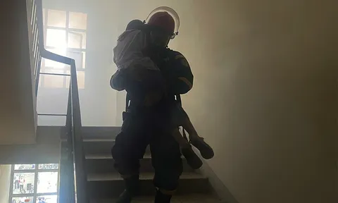 Cảnh sát kịp thời ứng cứu 2 mẹ con khỏi đám cháy chung cư 5 tầng