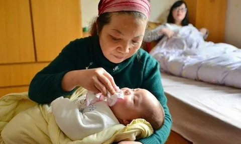 Mẹ chồng ở quê lên chơi, nhìn cách bà chăm cháu, tôi chỉ biết thầm cảm ơn