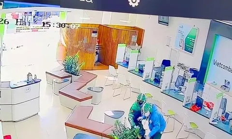 Thông tin chính thức về 2 đối tượng mặc trang phục giống tài xế Grab cướp ngân hàng khoảng 1,8 tỉ đồng: Hé lộ những hình ảnh sửng sốt