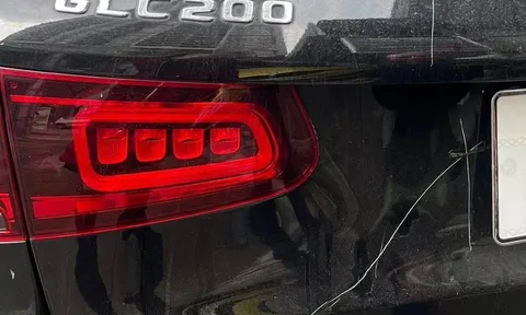 Mercedes GLC200 bị cào xước, bẻ gương, đập kính lái khi đỗ ở vỉa hè: Camera hé lộ hành vi của người phụ nữ cùng con gái