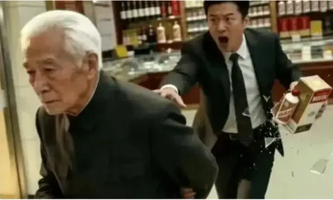 Làm vỡ chai rượu giá ngang ô tô, cụ ông lặng lẽ rút thẻ ngân hàng và sự thật gây "sốc" sau 10 phút