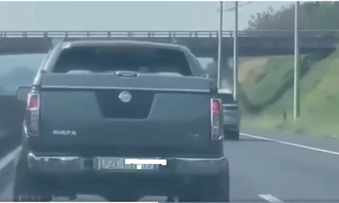 Tự ý thêm đèn phía sau ô tô chạy trên cao tốc, tài xế nhận trái đắng