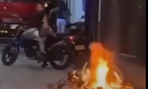 Bắt quả tang chồng ngoại tình, vợ đập rồi đốt xe máy trên phố và hành động gây sốc